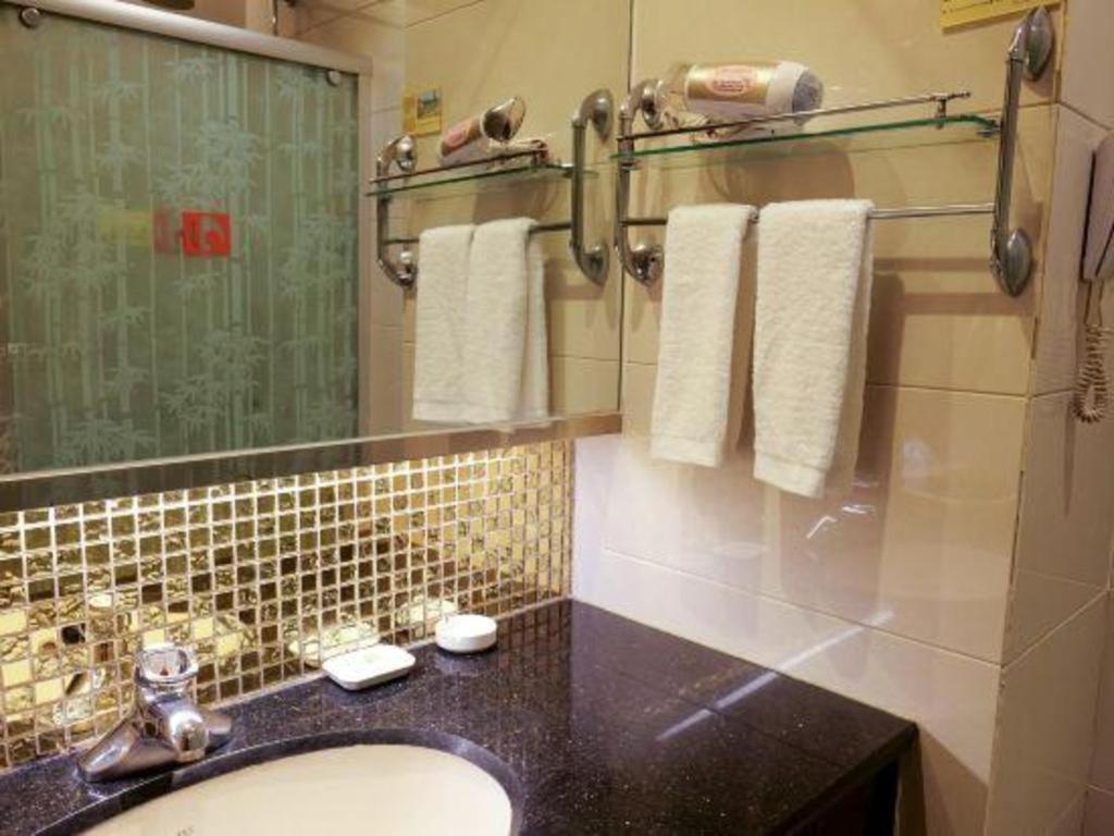Golden Spring Hotel Lijiang Лиджанг Екстериор снимка