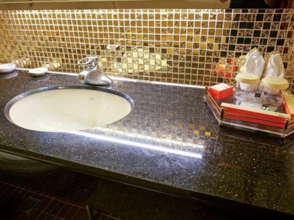 Golden Spring Hotel Lijiang Лиджанг Екстериор снимка