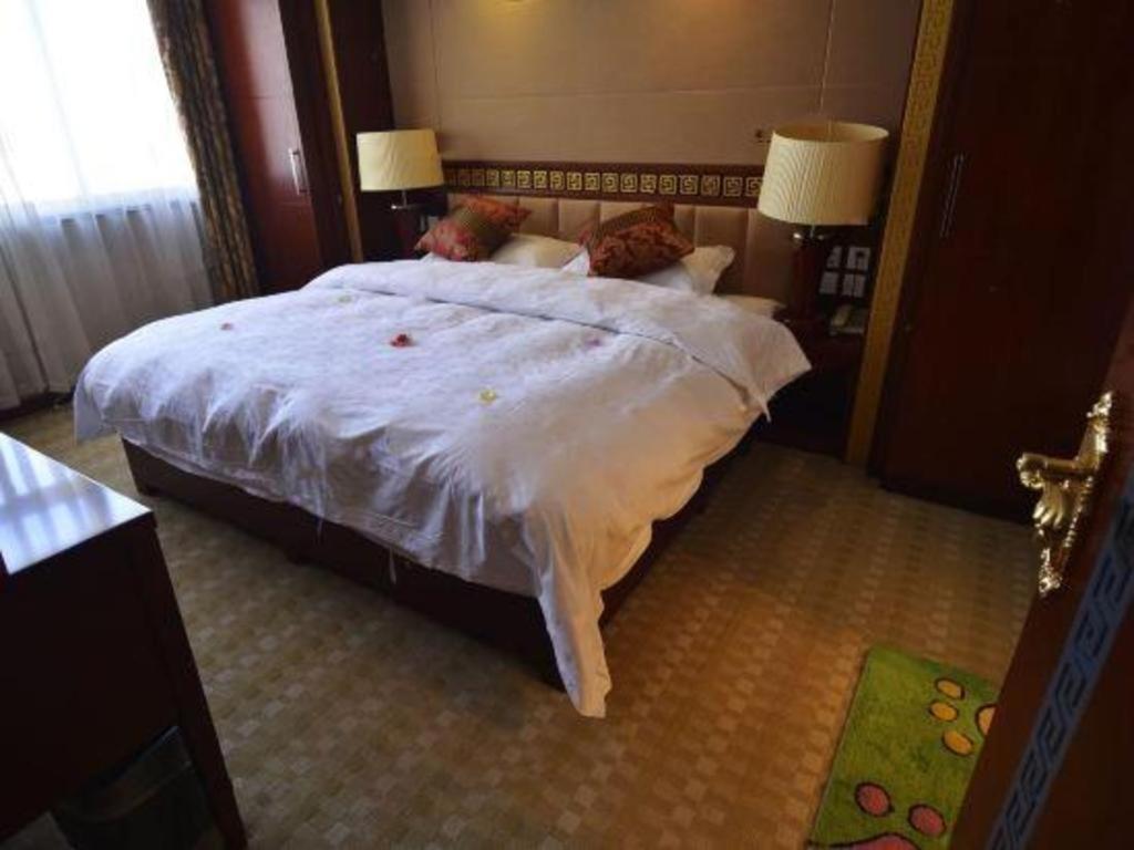 Golden Spring Hotel Lijiang Лиджанг Екстериор снимка